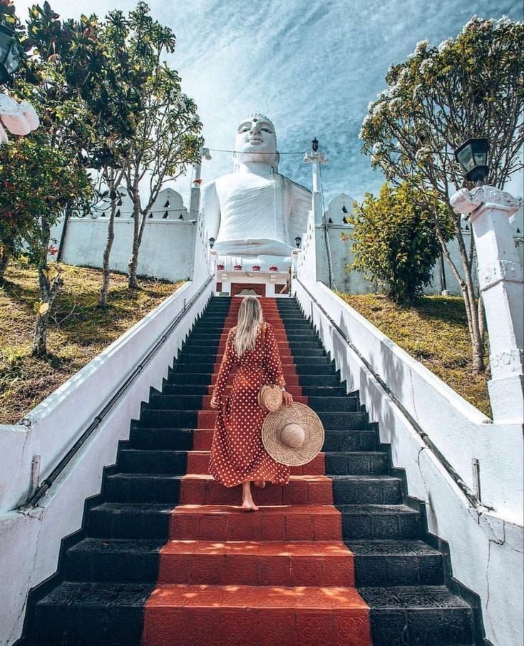 Visit Bahirawa Kanda Budda Statue