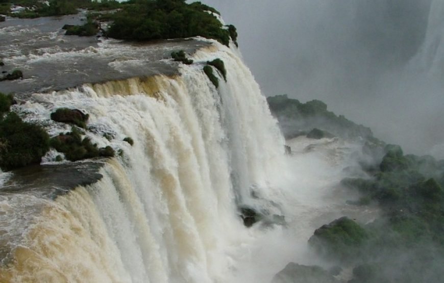 Private Tour- Iguassu Falls Brazilian and Argentinian Side on the Same Day