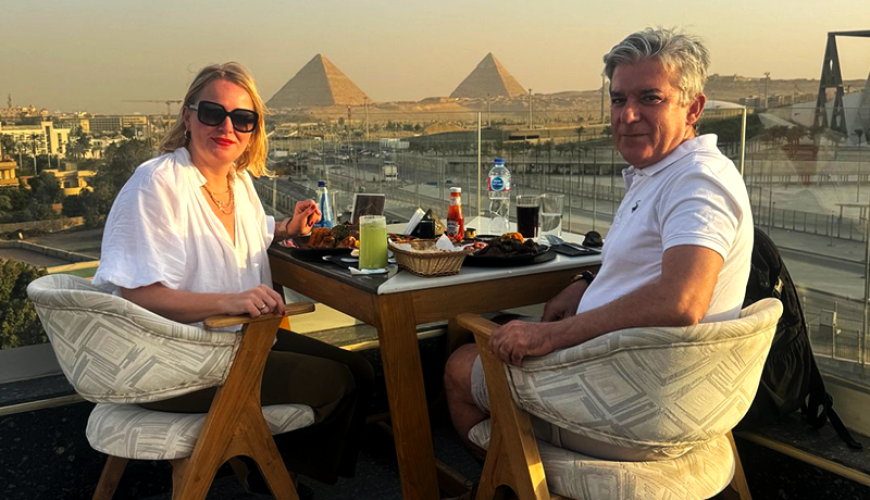 Cairo: Dinner with Grand Egyptian Museum and Pyramids Views