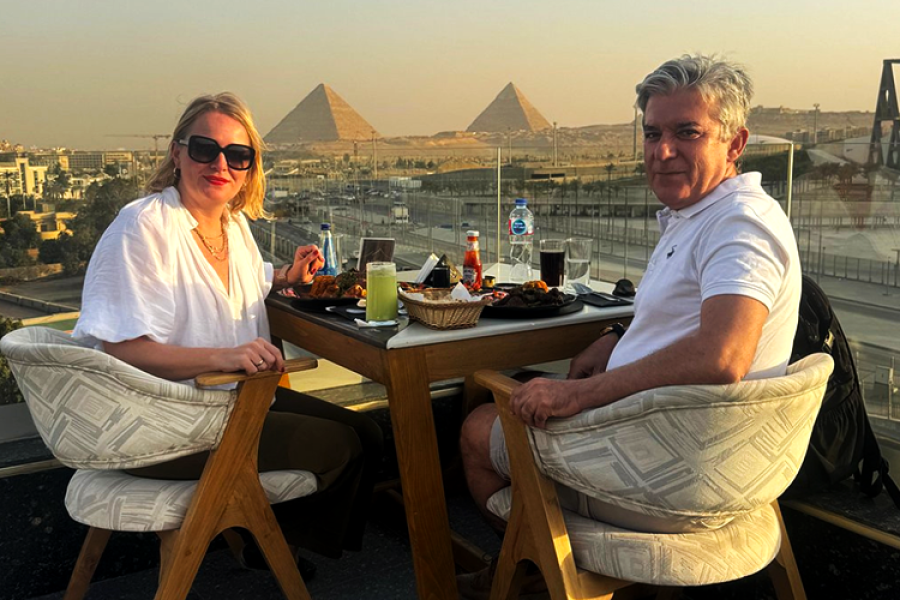 Cairo: Dinner with Grand Egyptian Museum and Pyramids Views