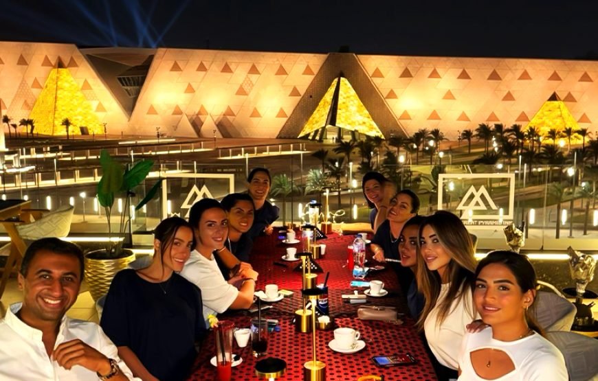 Cairo: Dinner with Grand Egyptian Museum and Pyramids Views