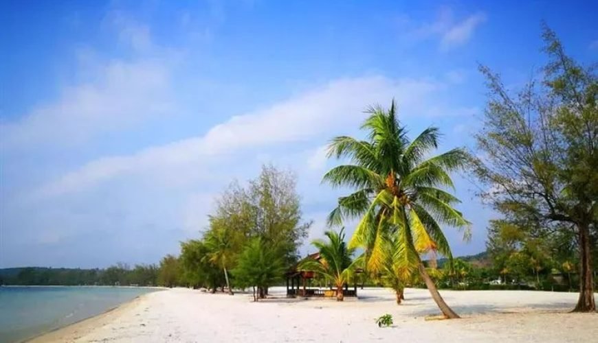 Sihanoukville: Wat Krom, Beach BBQ & Drinks Tour