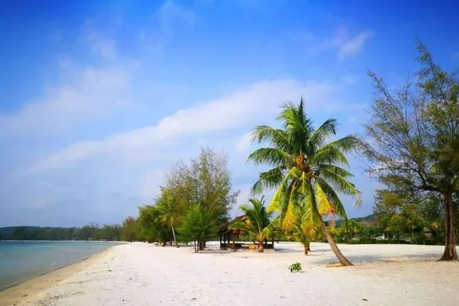 Sihanoukville: Wat Krom, Beach BBQ & Drinks Tour