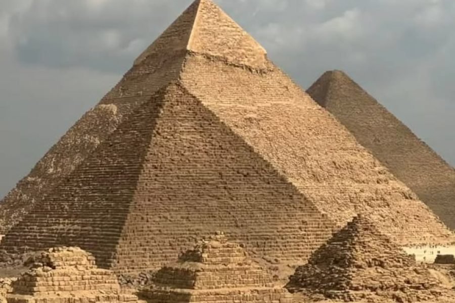 Private VIP Day Tour to the Pyramids of Giza & Saqqara